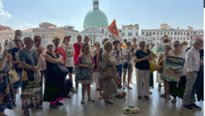 Manifestation d'habitants et visiteurs à Venise face aux enjeux du surtourisme et de la surfréquentation touristique